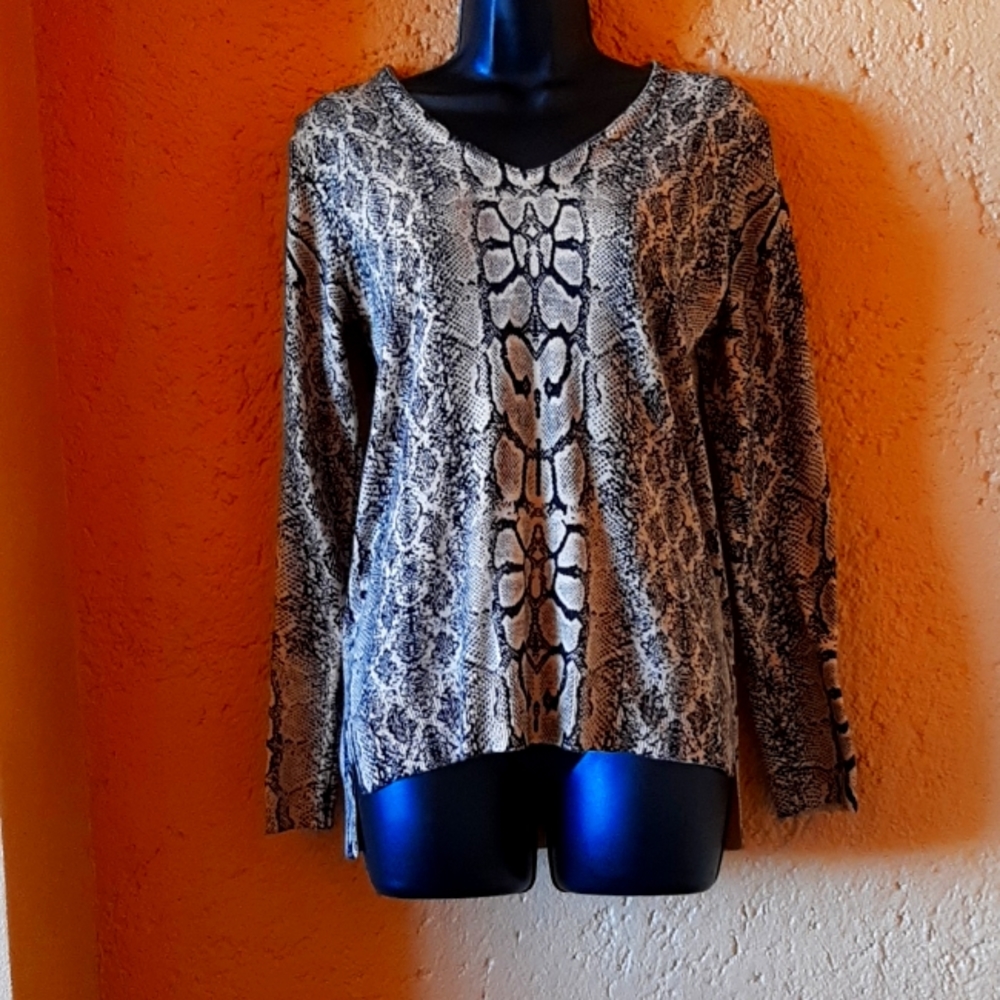 Long sleeved sweater by Marled Reunited Clothing, size Small